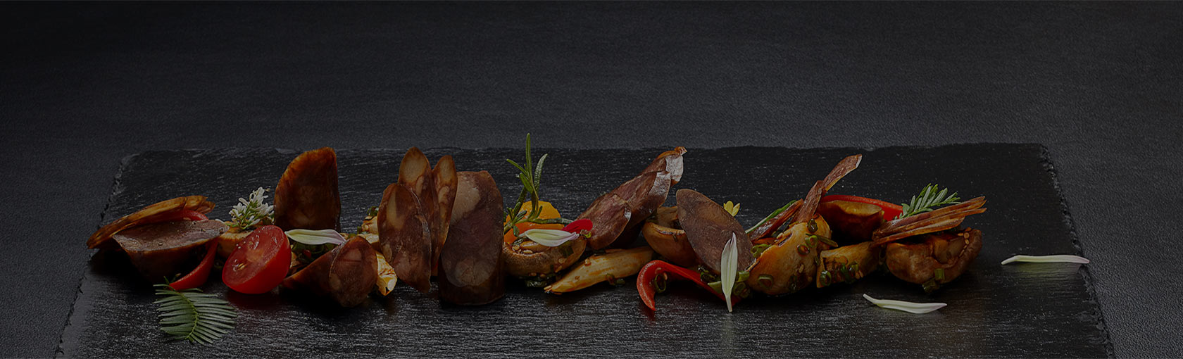 以食品为主体，，，以屠宰和养殖为两翼